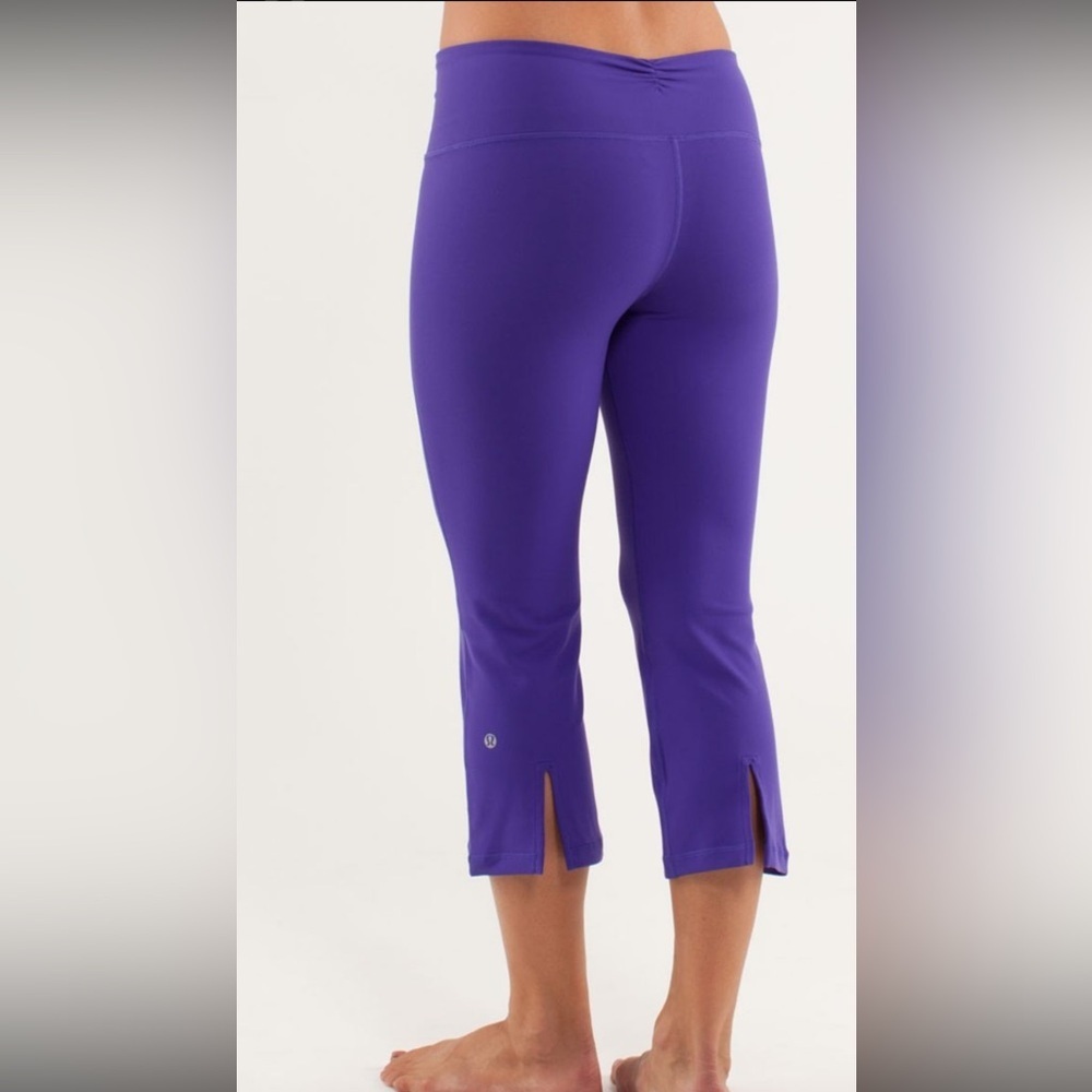 Lululemon Gather & Crow Crop size 4
Bruised Berry / High Noon Dot Lilac / Black